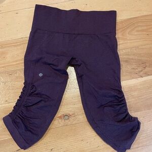 Lululemon Womens Sz 6 Ebb and Flow II Crop Leggings Yoga Magenta Purple Seamless